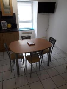 Televízia a/alebo spoločenská miestnosť v ubytovaní Duplex entier 2 personnes centre ville