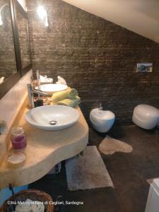 クアルトゥ・サンテーレナにあるCasa Loiのバスルーム(洗面台2つ、トイレ2つ付)