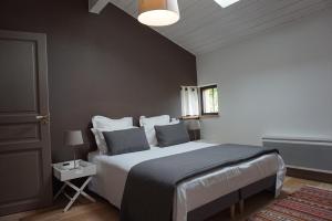 um quarto com uma cama grande num quarto em Un Air de Campagne - Gîtes 4 étoiles em Beauzelle