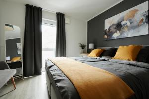 um quarto com uma cama grande e uma janela em Modernes Business Apartment in Weyhe Nähe Bremen em Weyhe