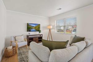 ein Wohnzimmer mit einem Sofa und einem Schreibtisch in der Unterkunft New River Gorge Retreat 10 min 2 Ace Resort in Oak Hill