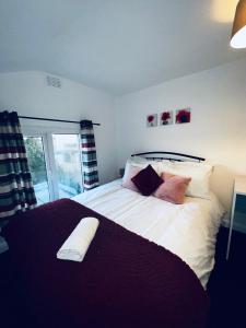 Un dormitorio con una cama grande con almohadas. en Stylish Town House - Modern double room - 3, en Parkside