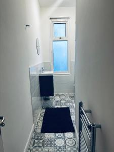 baño con lavabo y ventana en Stylish Town House - Modern double room - 3, en Parkside