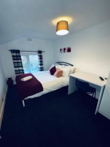 a bedroom with a bed with a desk and a desk at Stylish Town House - Modern double room - 3 in Parkside