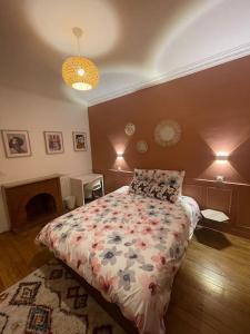 - une chambre dotée d'un lit avec un couvre-lit floral dans l'établissement MIRA - Sublime apartment close to train station, à Corbeil-Essonnes