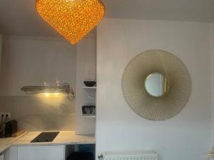 une cuisine avec un miroir et un éclairage dans l'établissement MIRA - Sublime apartment close to train station, à Corbeil-Essonnes