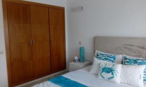 Peninsula في الدار البيضاء: غرفة نوم مع سرير مع خزانة خشبية