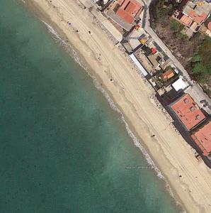 an aerial view of a beach and the ocean at Casa de invitados, a pie de playa, en La Torre Verde in El Puerto de Santa María