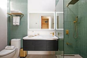La salle de bains est pourvue d'un lavabo et de toilettes. dans l'établissement Lücke Boutique Hotel - Adults only, à Koh Tao
