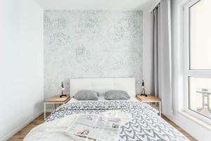 sypialnia z łóżkiem z gazetą w obiekcie Chill Apartments Central Park w Warszawie