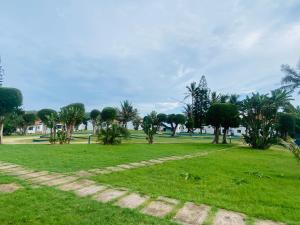 Ponta Mar Resort外面的花园