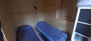 Habitación pequeña con 2 camas azules. en HeartSPAce Taszów, en Taszów