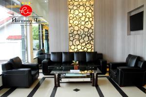 Area soggiorno di Hotel Harmony In & Karaoke