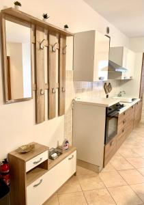 - une cuisine avec un évier et un comptoir dans l'établissement Top Apartment 2, à Castel d'Azzano