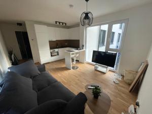 sala de estar con sofá, mesa y cocina en A place to call home, en Viena