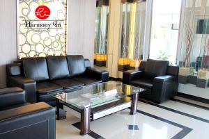 Area soggiorno di Hotel Harmony In & Karaoke