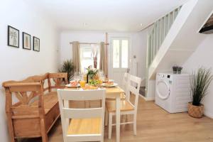 eine Küche und ein Esszimmer mit Tisch und Stühlen in der Unterkunft Cute Central Georgian Cottage in Hastings