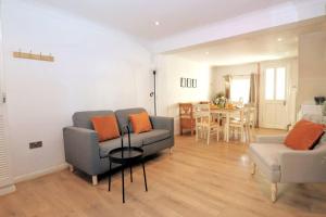 ein Wohnzimmer mit Sofa und Tisch in der Unterkunft Cute Central Georgian Cottage in Hastings + 6 Fotos