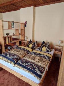מיטה או מיטות בחדר ב-Ferienwohnung Matthisson