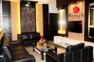 Area soggiorno di Hotel Harmony In & Karaoke