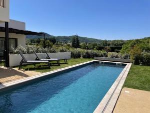 a swimming pool in the yard of a house at Vue Ventourist - vakantieloft in Malaucène