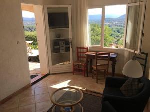 - un salon avec vue sur une table et des chaises dans l'établissement Experience the Provençal dream, à Taradeau