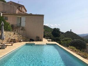 Bazén v ubytování Experience the Provençal dream nebo v jeho okolí