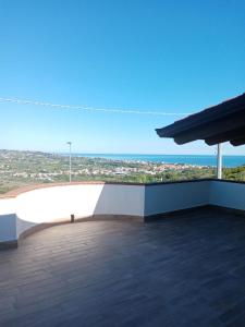 a balcony with a view of the ocean at IL CAMBUSIERE nature relais in Ortona