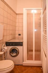 a bathroom with a toilet and a washing machine at La Casa di Clelia in Brisighella
