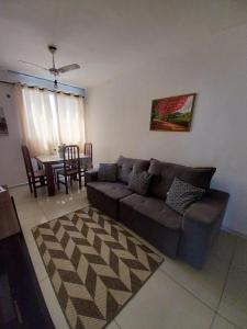 een woonkamer met een bank en een tafel bij Apto Richard Shopping in Campos dos Goytacazes