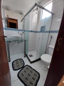 uma casa de banho com um chuveiro, um WC e um lavatório. em Apto Richard Shopping em Campos dos Goytacazes