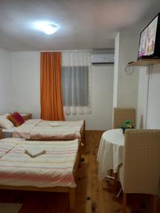 Ένα ή περισσότερα κρεβάτια σε δωμάτιο στο Soba Dujaković +19 φωτογραφίες