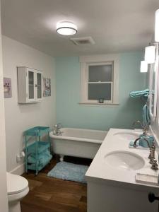 愛達荷佛斯的住宿－Town & Country，带浴缸、盥洗盆和卫生间的浴室