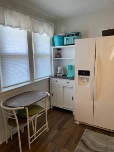 愛達荷佛斯的住宿－Town & Country，厨房配有桌子和冰箱