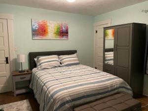 愛達荷佛斯的住宿－Town & Country，卧室配有一张床,墙上挂有绘画作品