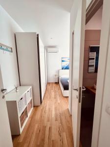 Cette petite chambre comprend une chambre et un lit. dans l'établissement Dimora Punta Azzurra, à Polignano a Mare