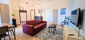 ein Wohnzimmer mit einem Sofa und einem Tisch in der Unterkunft Central City Rooms m09 Apartment in Bologna