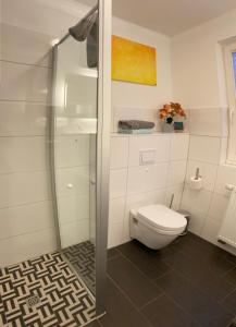ein weißes Badezimmer mit Toilette und Dusche in der Unterkunft Susi's Seeblick in Waren (Müritz)