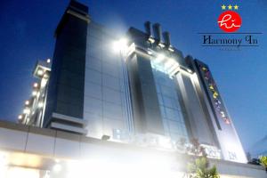 un edificio con luces en el lateral. en Hotel Harmony In & Karaoke, en Pontianak