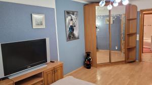 - un salon avec une télévision à écran plat et une porte dans l'établissement Апартаменти на Проспекті., à Khmelnytsky