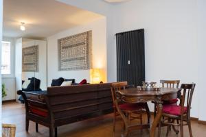 Casa Francesca zona Gemelli في روما: غرفة معيشة مع طاولة وأريكة