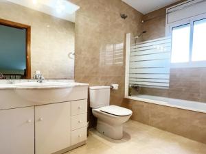 Kúpeľňa v ubytovaní Villa Martina 4 bedroom villa with air conditioning & private swimming pool ideal for families