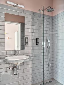 W łazience znajduje się umywalka i prysznic. w obiekcie HOLA GDYNIA w mieście Gdynia