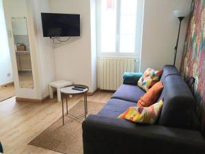 a living room with a blue couch and a table at L'essentiel, proche de Disneyland Paris 2 chambres et 2 SDB in Chessy