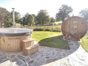 einen Whirlpool und einen Pavillon im Hof in der Unterkunft La bergerie cosy - Sauna et bain nordique privatif in Saint-Denis-de-Jouhet