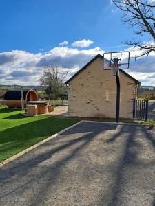 Saint-Denis-de-JouhetにあるLa bergerie cosy - Sauna et bain nordique privatifの建物前のバスケットボールフープ