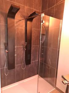 eine Dusche mit Glastür im Bad in der Unterkunft La bergerie cosy - Sauna et bain nordique privatif in Saint-Denis-de-Jouhet