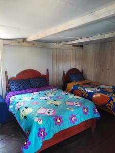 Giường trong phòng chung tại Casa del bosque