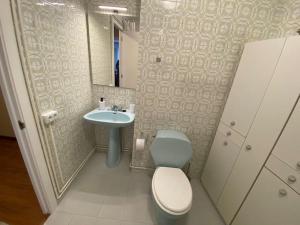 La salle de bains est pourvue de toilettes et d'un lavabo. dans l'établissement Río, mar y montaña, à Pontedeume