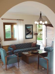 salon z kanapą i stołem w obiekcie Aori Hillside Villa w mieście Kántanos